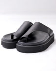【Alès Dacchia】 UNISEX LEATHER TONG CITY SANDAL_BLACK