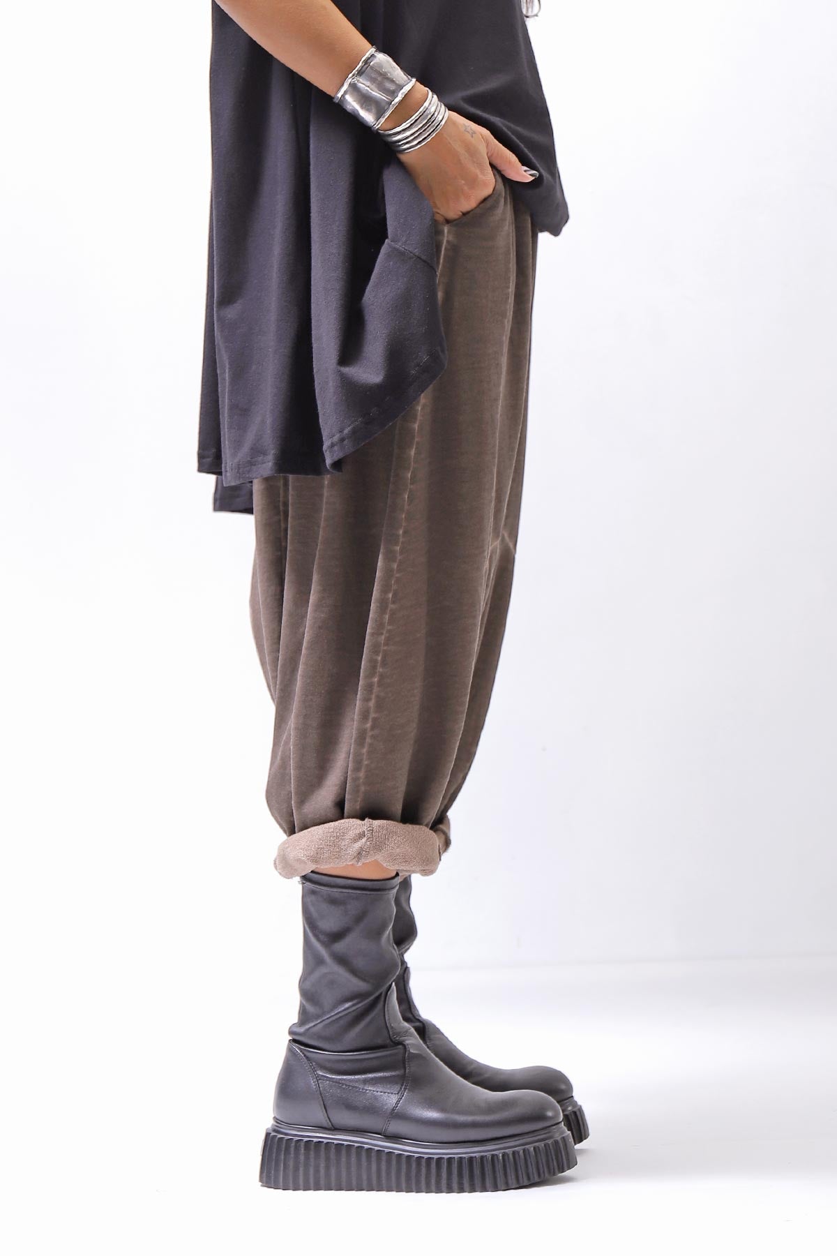 【PLÜ】 UNISEX COTTON SWEAT WIDE SARROUEL PANTS PL16P_CHOCOLATE