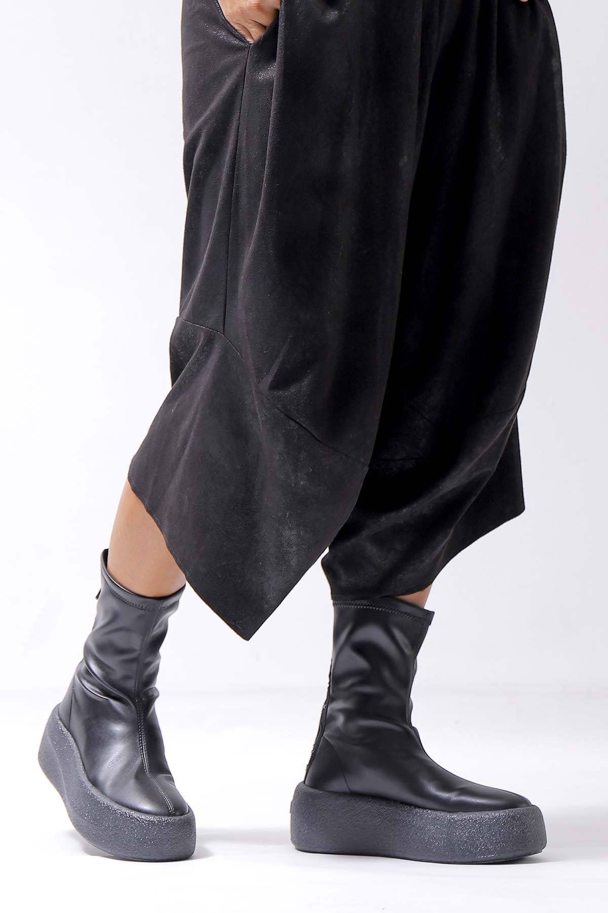 【VIC MATIE】 ECO STRETCH LEATHER SNEAKER BOOTS 2310D_BLACK