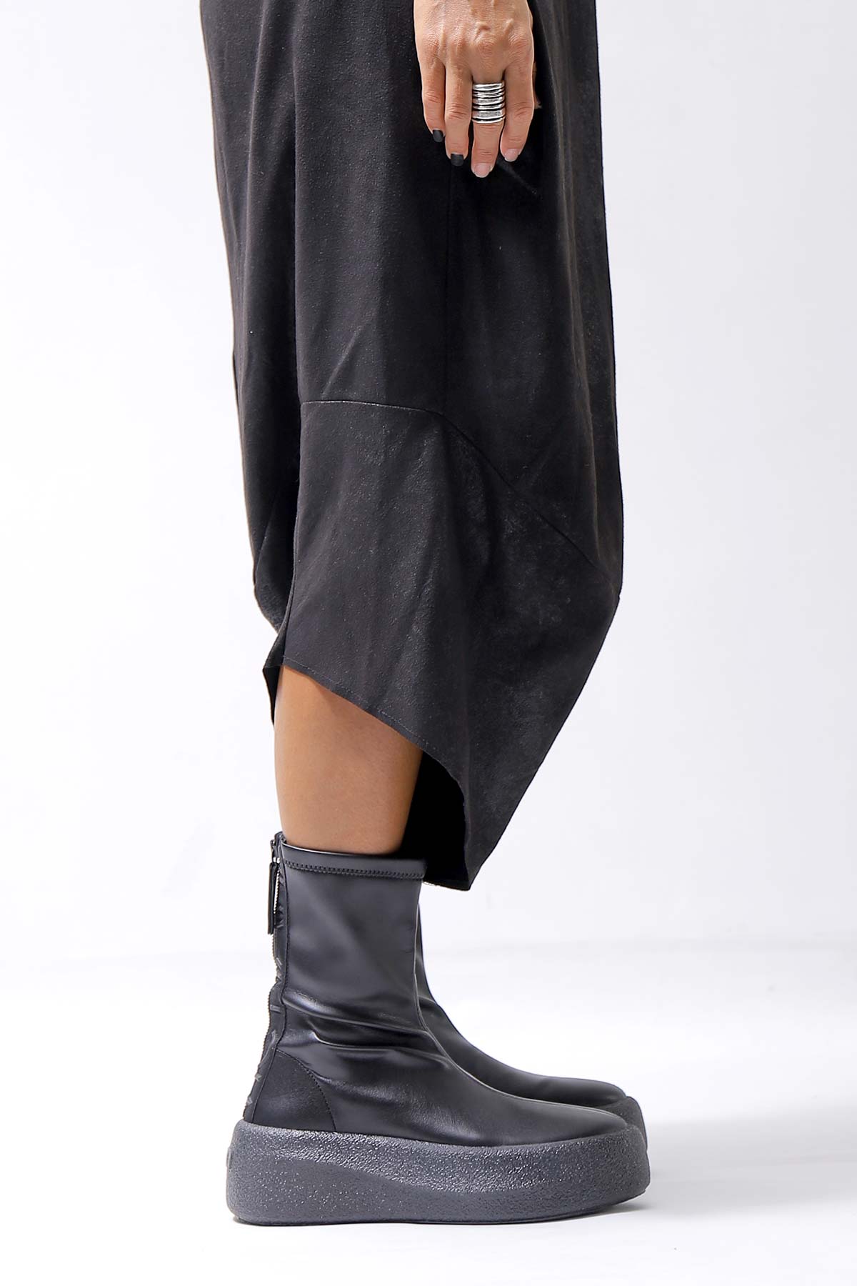 【VIC MATIE】 ECO STRETCH LEATHER SNEAKER BOOTS 2310D_BLACK