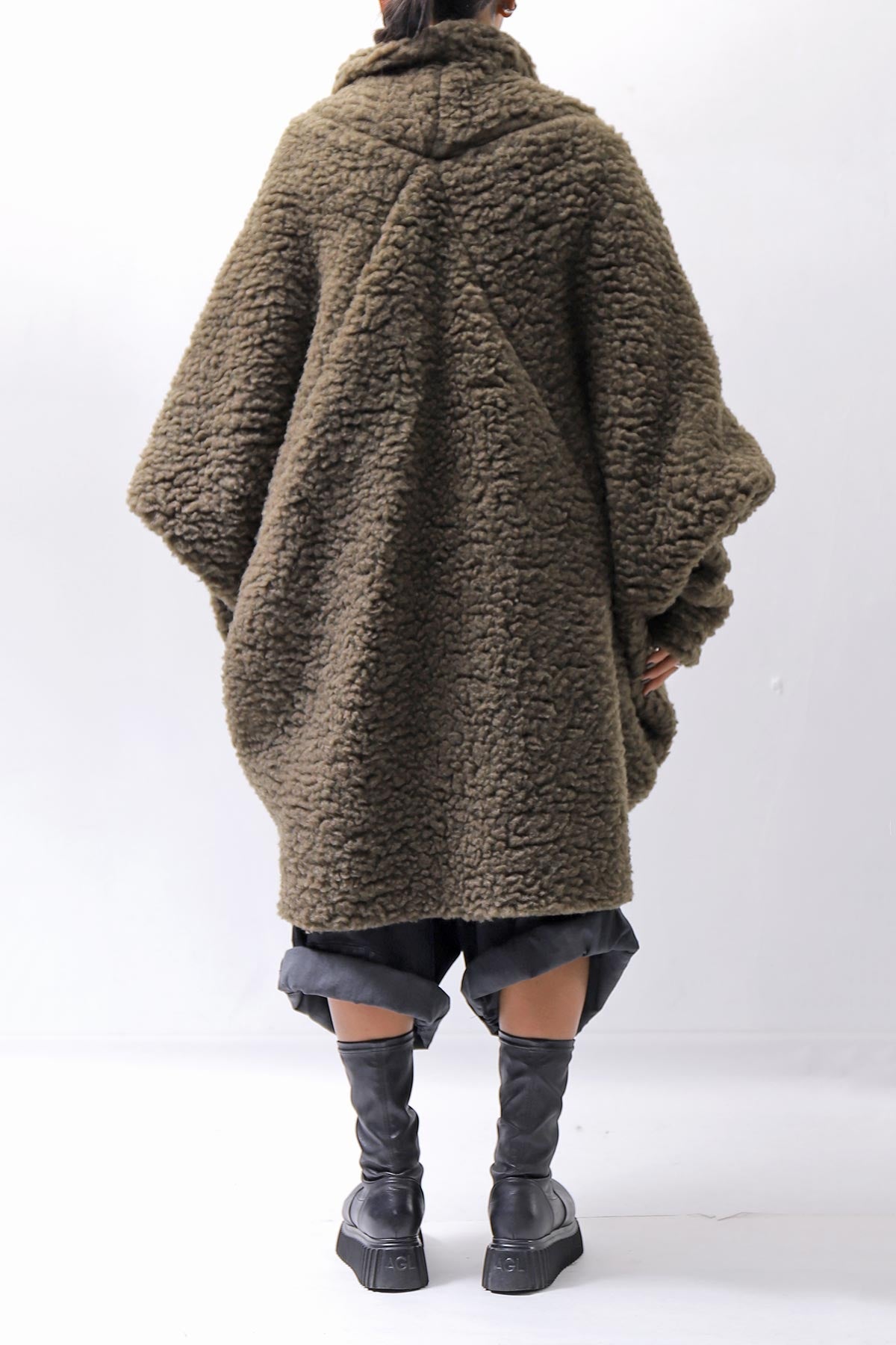 【NOSTRASANTISSIMA】 UNISEX OVERSIZED COCOON VIRGIN WOOL BOA KNIT CARDIGAN_KHAKI BROWN