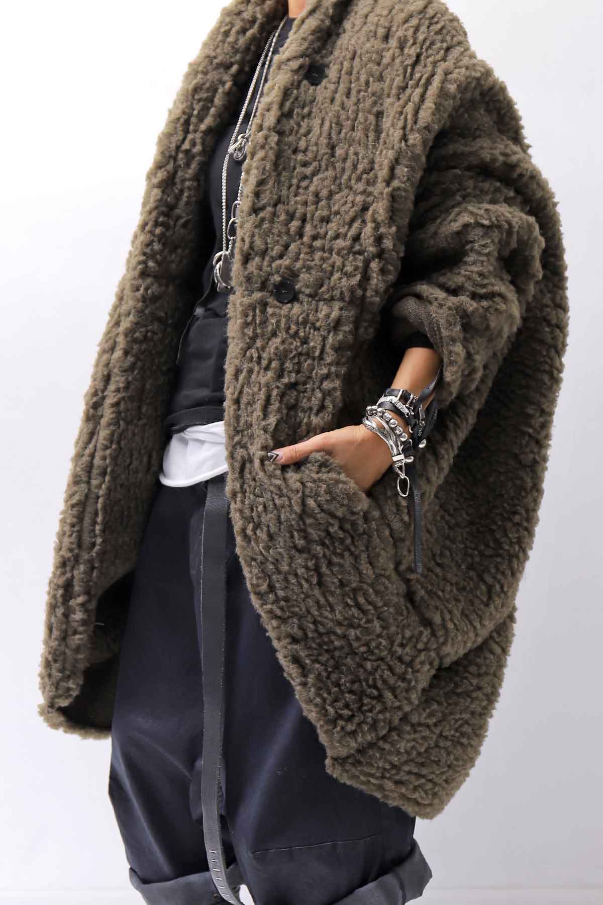 【NOSTRASANTISSIMA】 UNISEX OVERSIZED COCOON VIRGIN WOOL BOA KNIT CARDIGAN_KHAKI BROWN