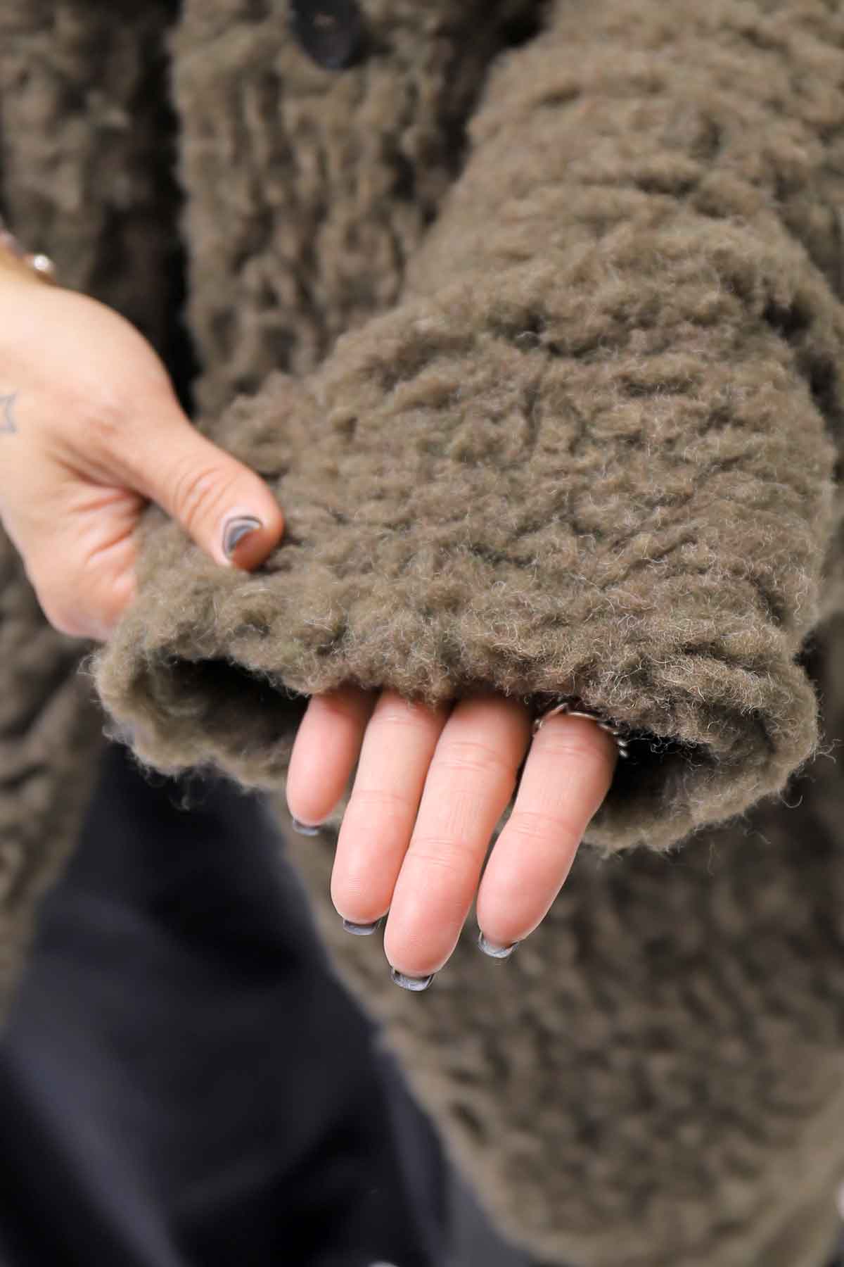 【NOSTRASANTISSIMA】 UNISEX OVERSIZED COCOON VIRGIN WOOL BOA KNIT CARDIGAN_KHAKI BROWN