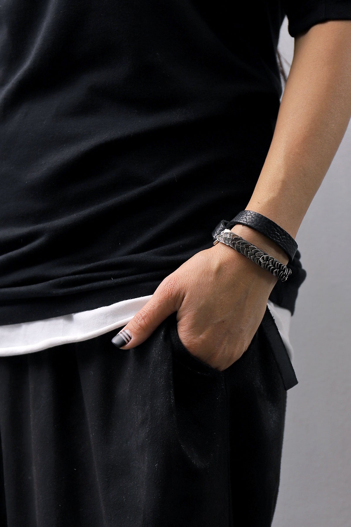 GOTI】 SILVER LEAVES LEATHER BRACELET_BR548 – QUADRATO Boutique