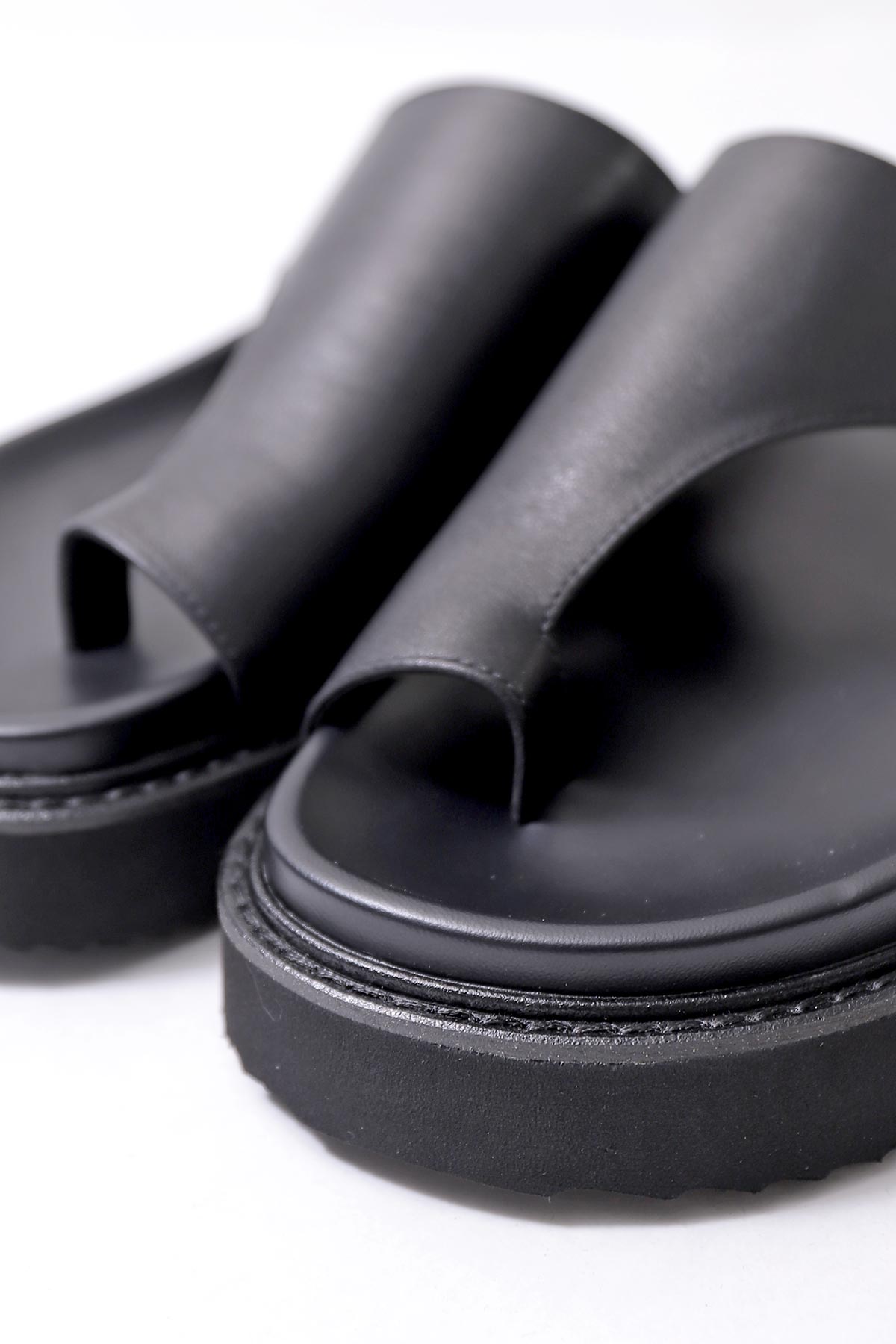 【Alès Dacchia】 UNISEX LEATHER TONG CITY SANDAL_BLACK