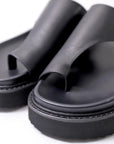 【Alès Dacchia】 UNISEX LEATHER TONG CITY SANDAL_BLACK