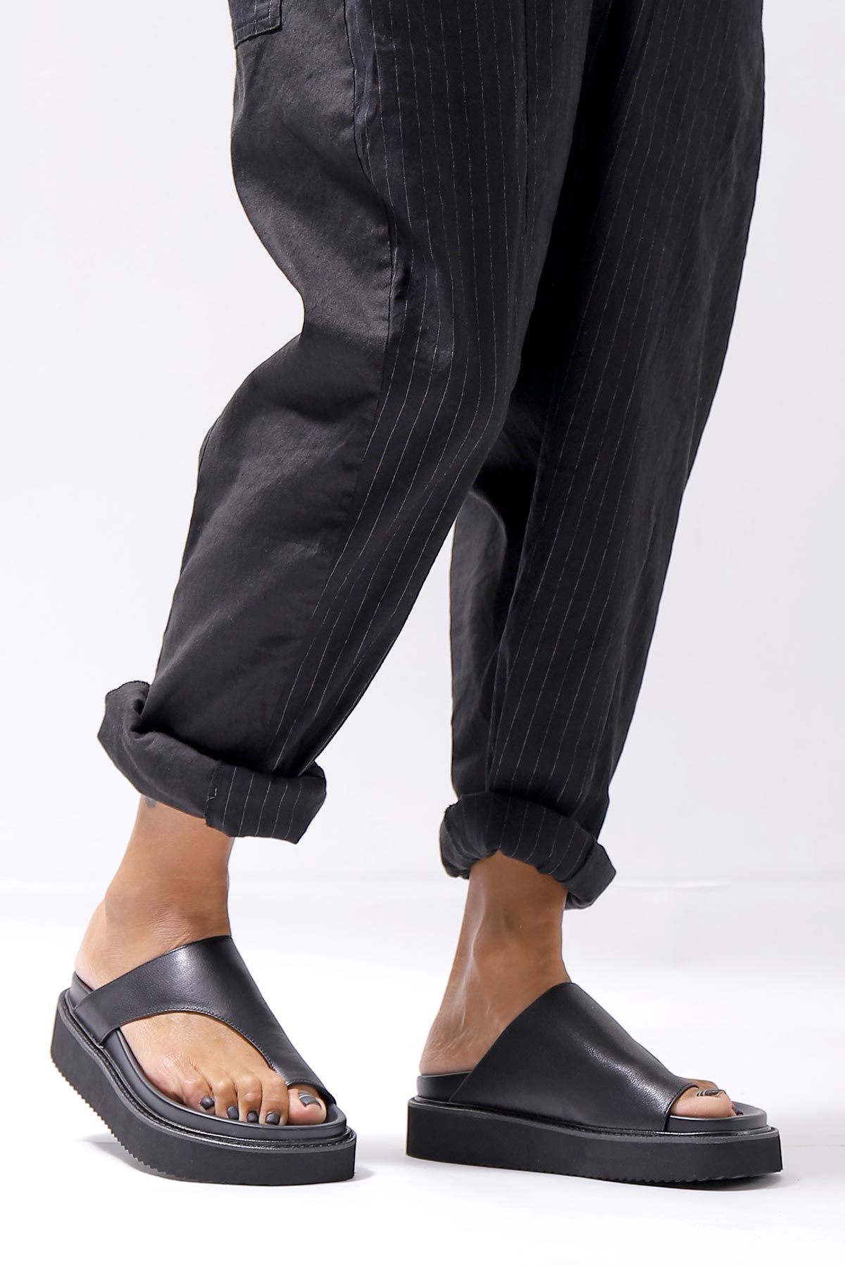 【Alès Dacchia】 UNISEX LEATHER TONG CITY SANDAL_BLACK