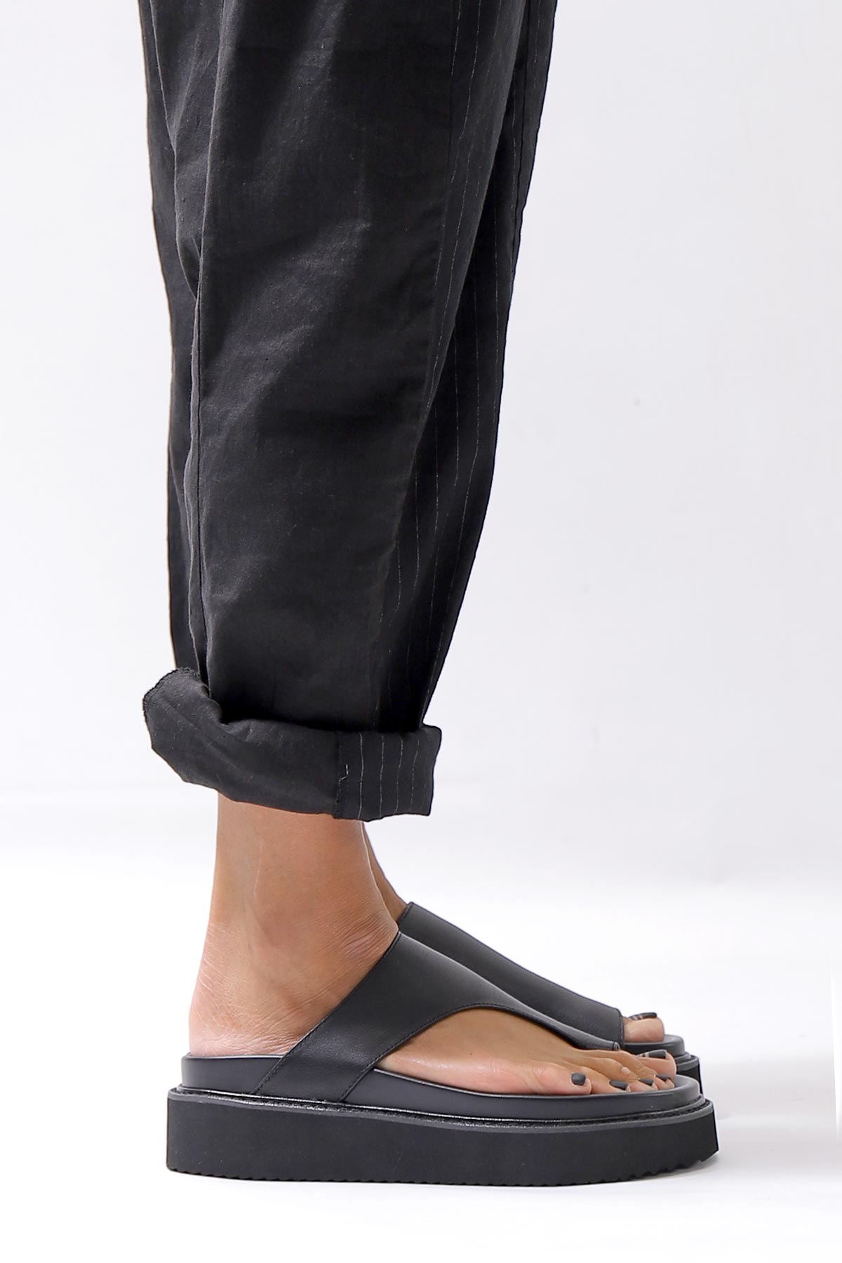 【Alès Dacchia】 UNISEX LEATHER TONG CITY SANDAL_BLACK