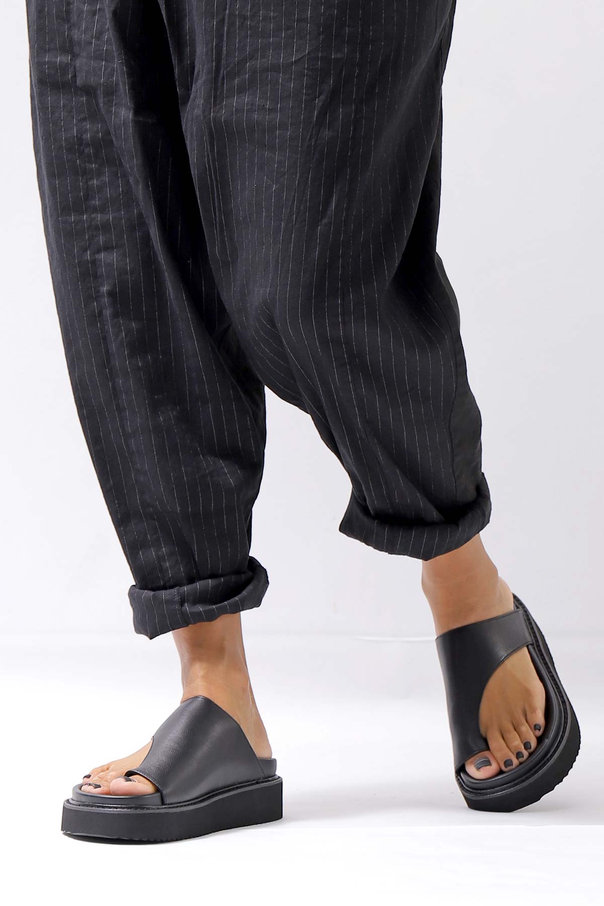 【Alès Dacchia】 UNISEX LEATHER TONG CITY SANDAL_BLACK