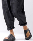 【Alès Dacchia】 UNISEX LEATHER TONG CITY SANDAL_BLACK