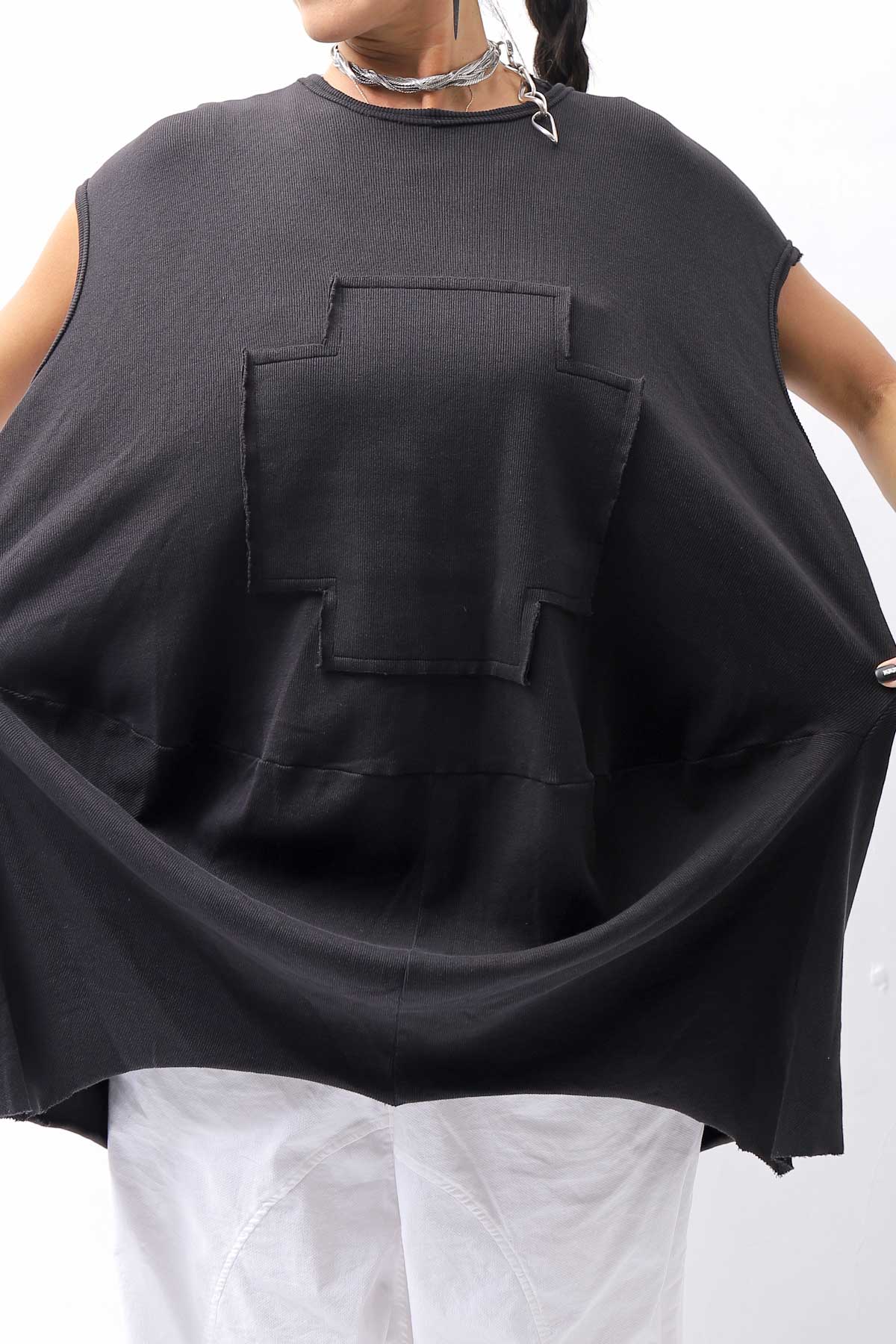 【PLÜ】 PLU ICON PATCH COTTON RIB BACK DRAPE TOP 5047_BLACK