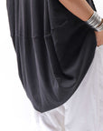 【PLÜ】 PLU ICON PATCH COTTON RIB BACK DRAPE TOP 5047_BLACK