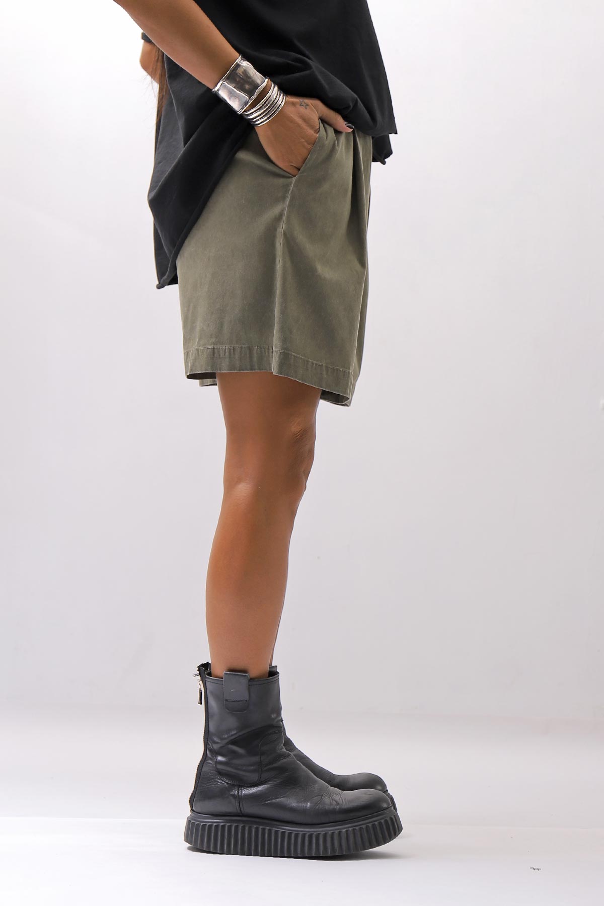 【Primordial is Primitive】 STRETCH ECO LEATHER SHORT PANTS 535AL_MILITARY