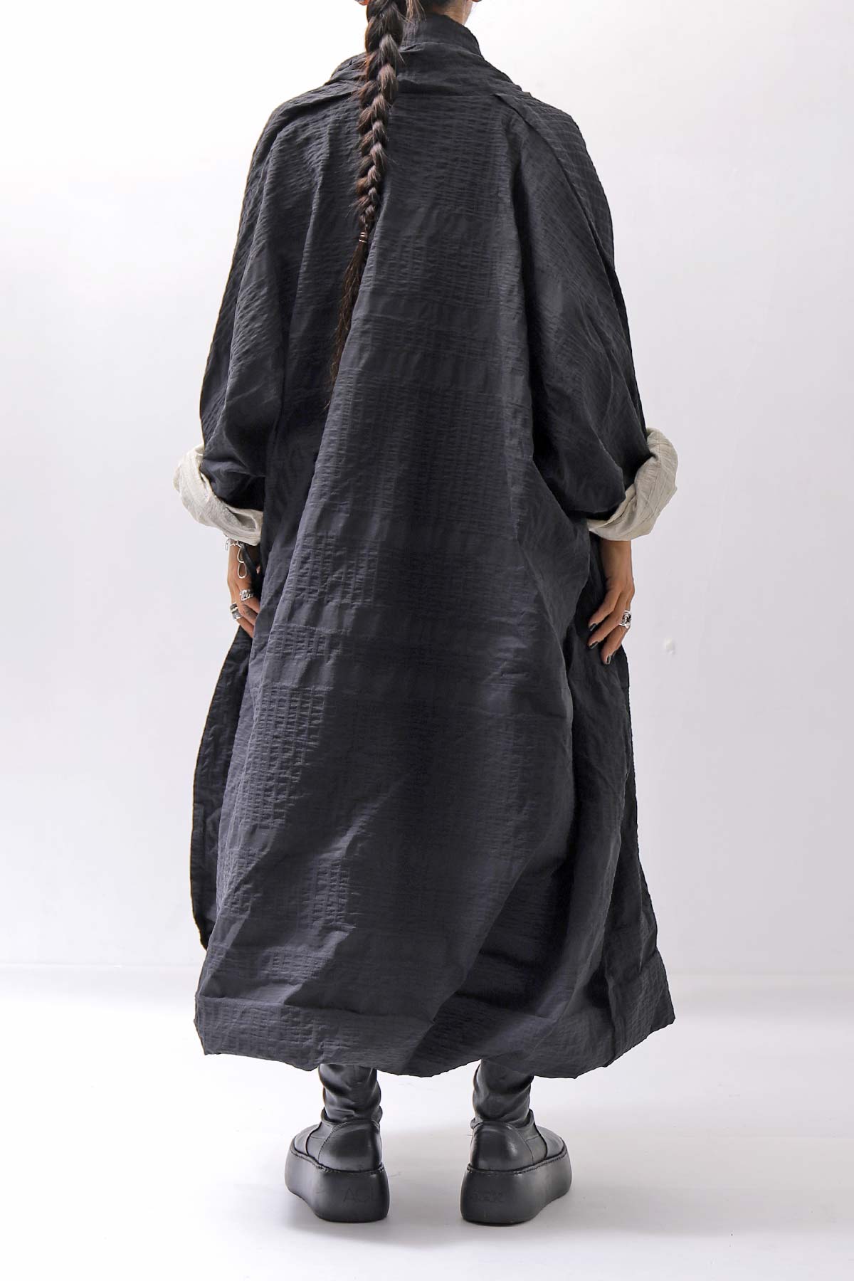 【RUNDHOLZ】 UNISEX OVERSIZED 3D EMBOSS LIGHT COAT_BLACK