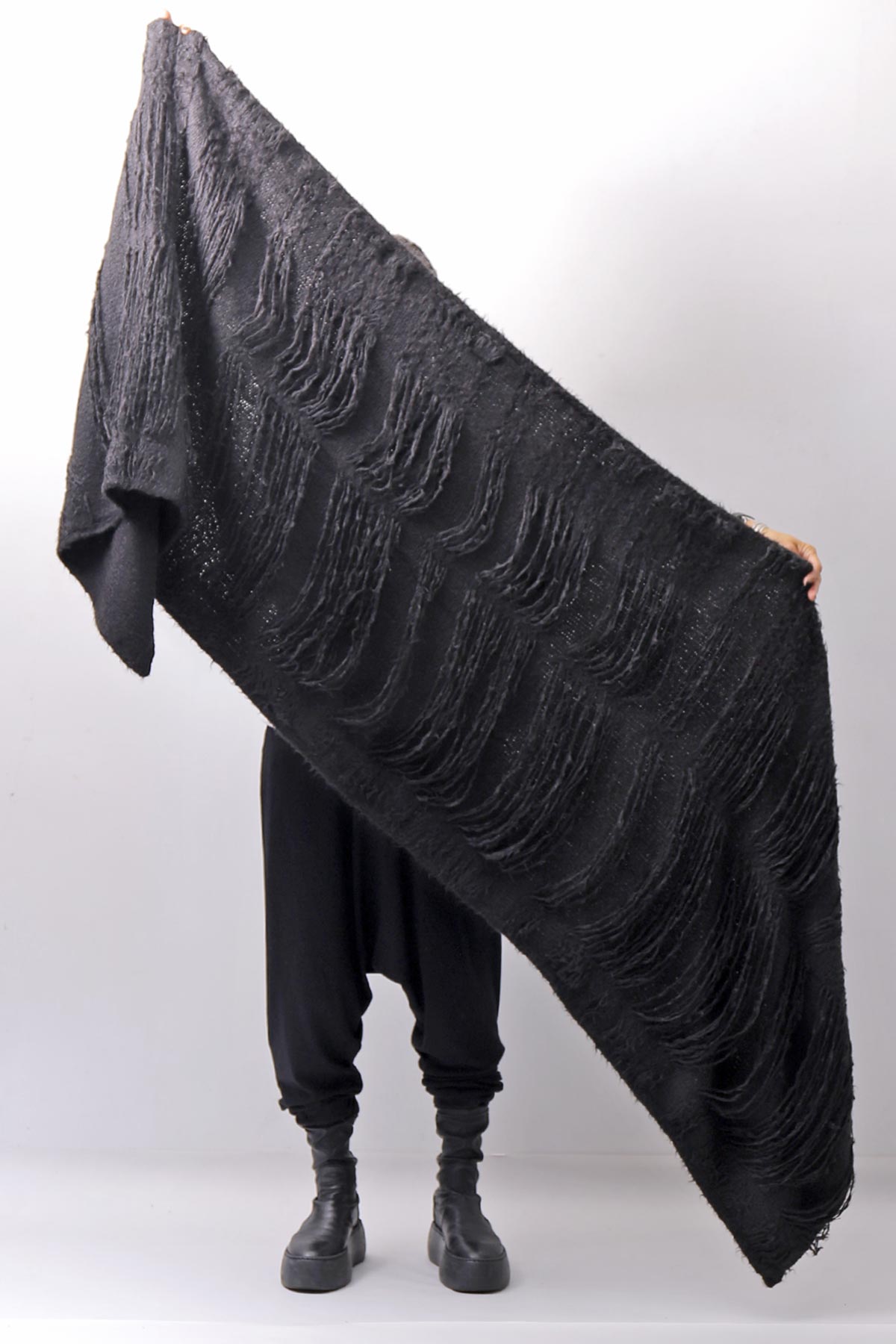 【RUNDHOLZ】 GRUNGE FRINGE SILK KNIT STOLE_BLACK