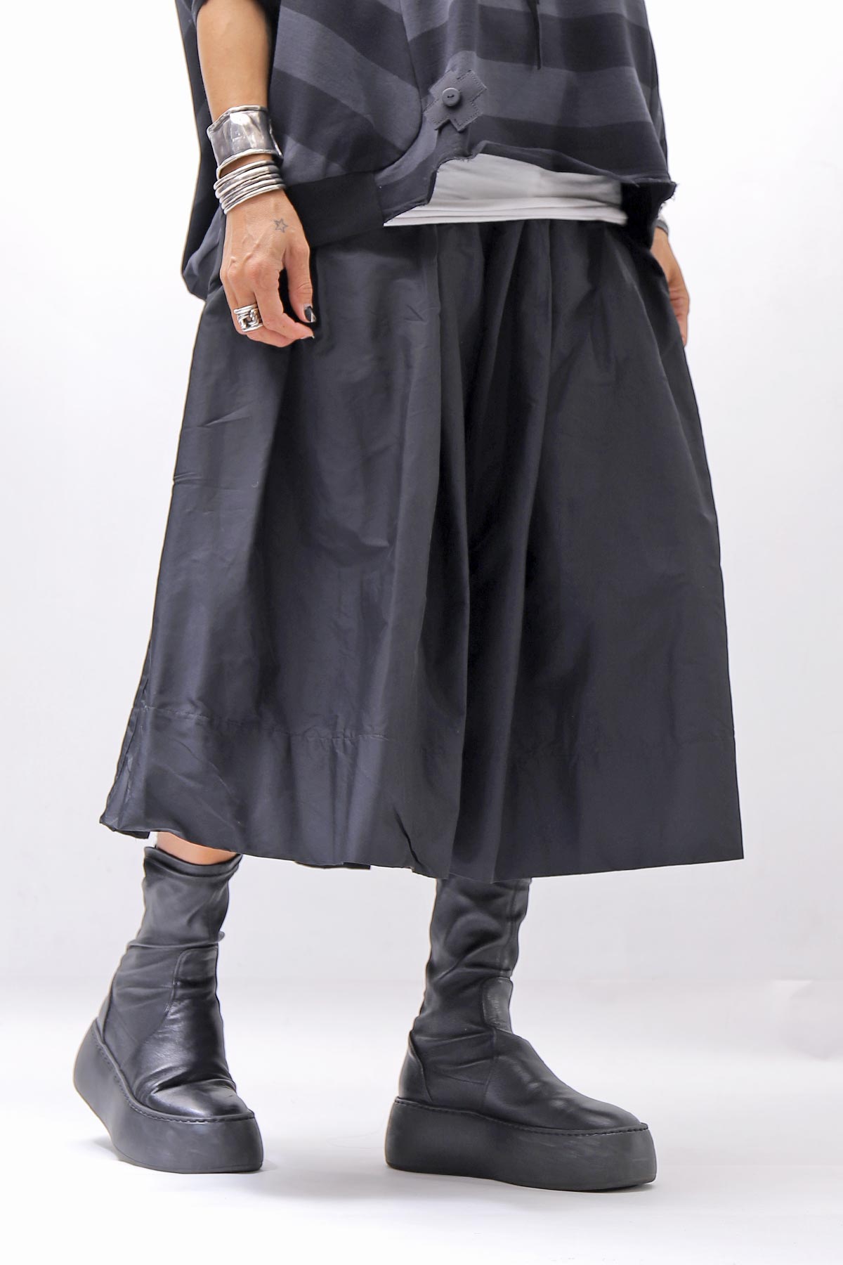 【PLÜ】 SHAPE MEMORY SKIRT PL09_BLACK