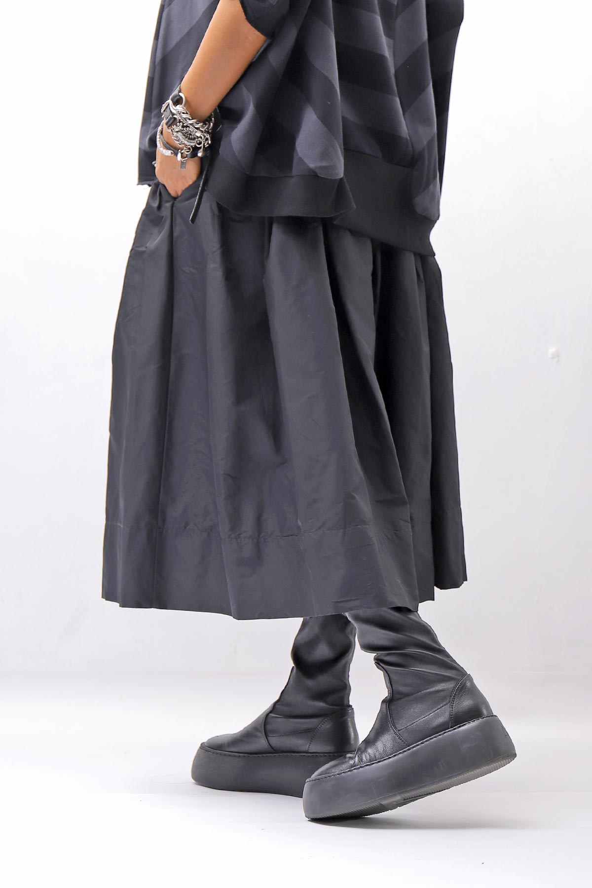 【PLÜ】 SHAPE MEMORY SKIRT PL09_BLACK