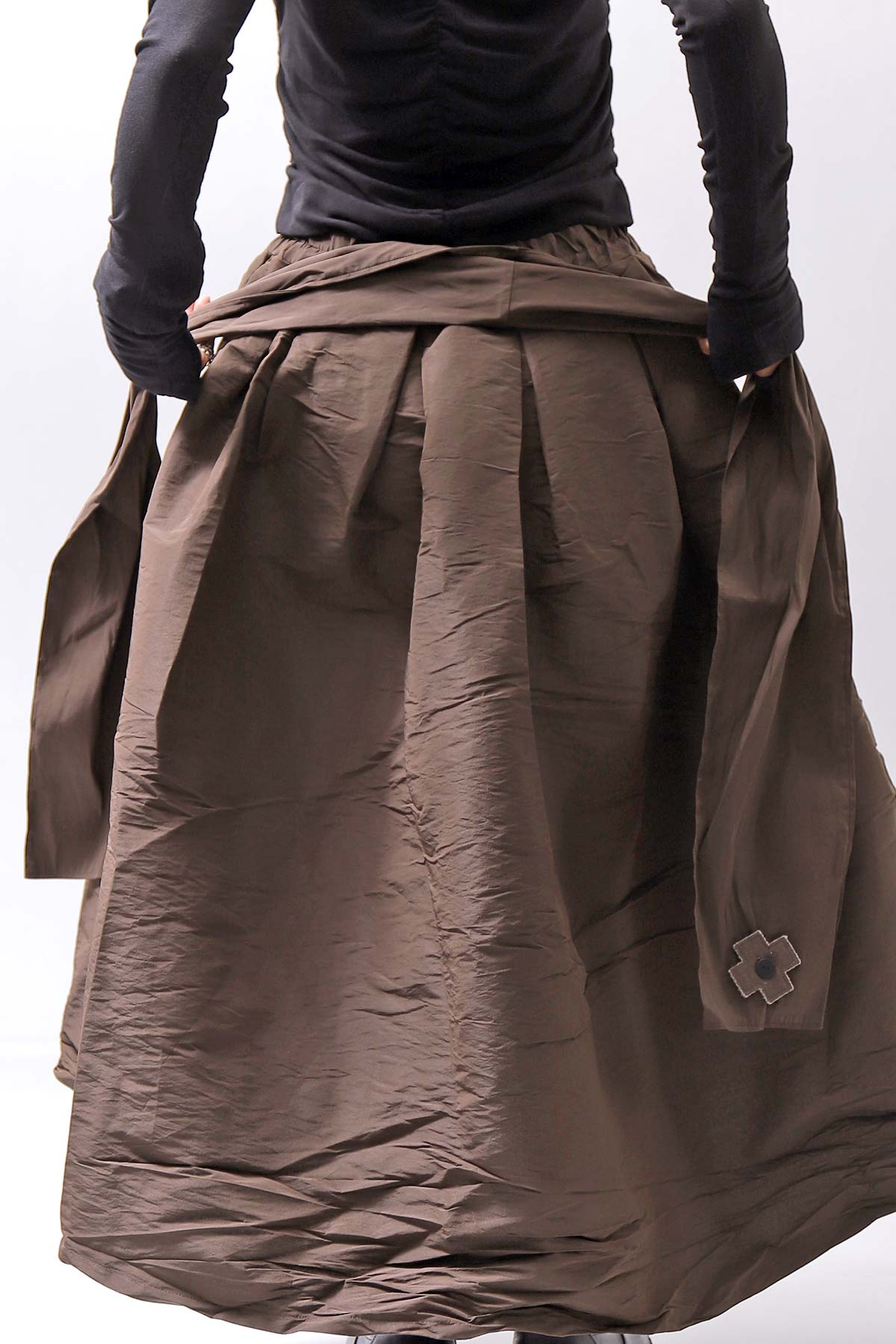 【PLÜ】 SHAPE MEMORY TULIP SKIRT PL6_CHOCOLATE