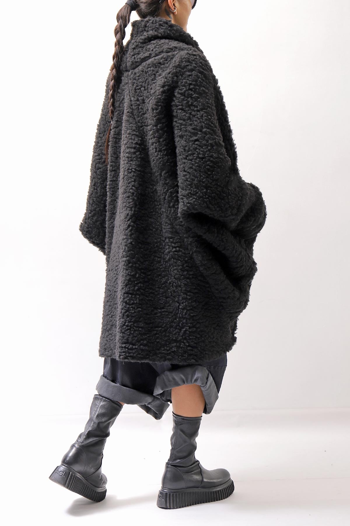 【NOSTRASANTISSIMA】 UNISEX OVERSIZED COCOON VIRGIN WOOL BOA KNIT CARDIGAN_BLACK