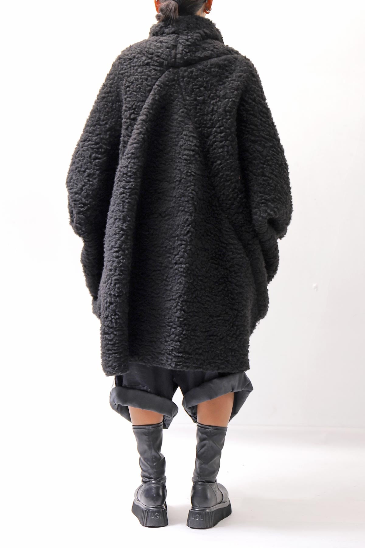 【NOSTRASANTISSIMA】 UNISEX OVERSIZED COCOON VIRGIN WOOL BOA KNIT CARDIGAN_BLACK