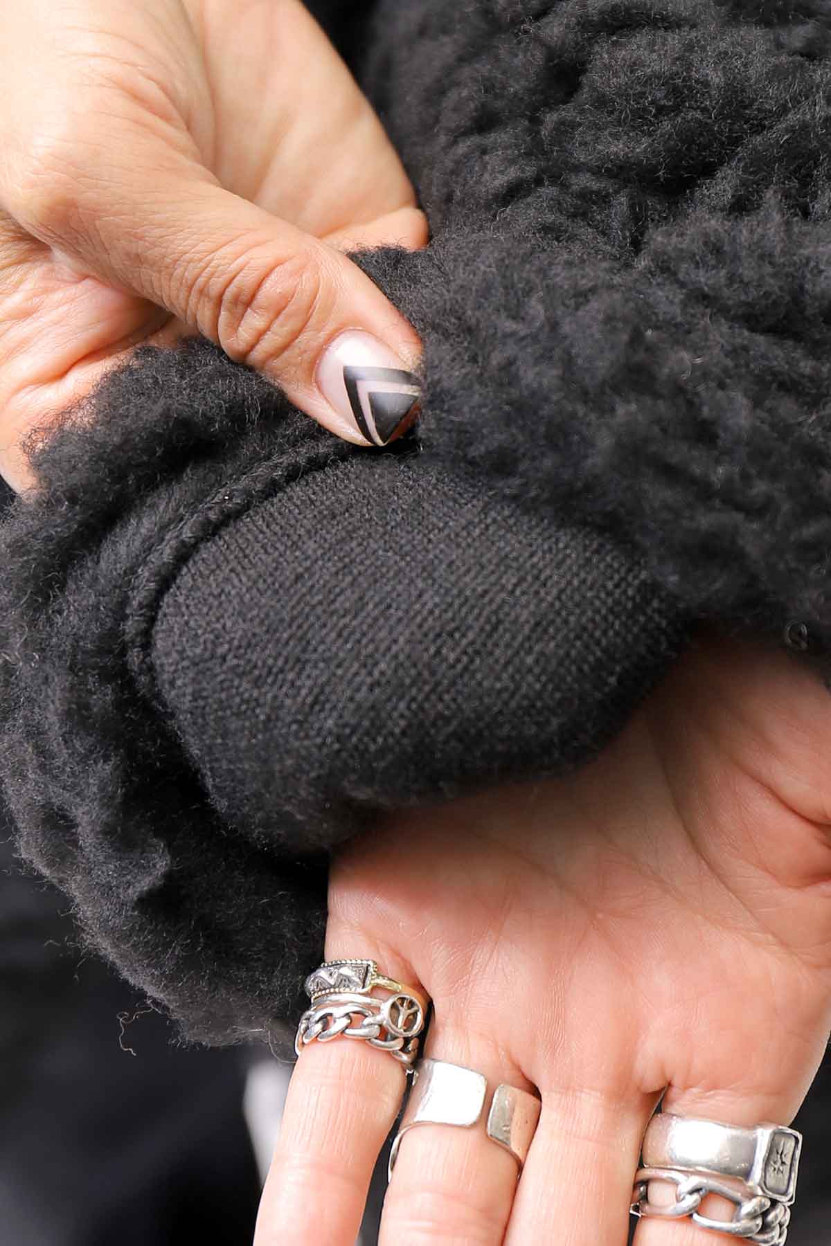 【NOSTRASANTISSIMA】 UNISEX OVERSIZED COCOON VIRGIN WOOL BOA KNIT CARDIGAN_BLACK