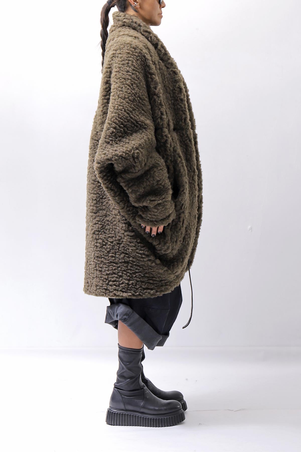 【NOSTRASANTISSIMA】 UNISEX OVERSIZED COCOON VIRGIN WOOL BOA KNIT CARDIGAN_KHAKI BROWN