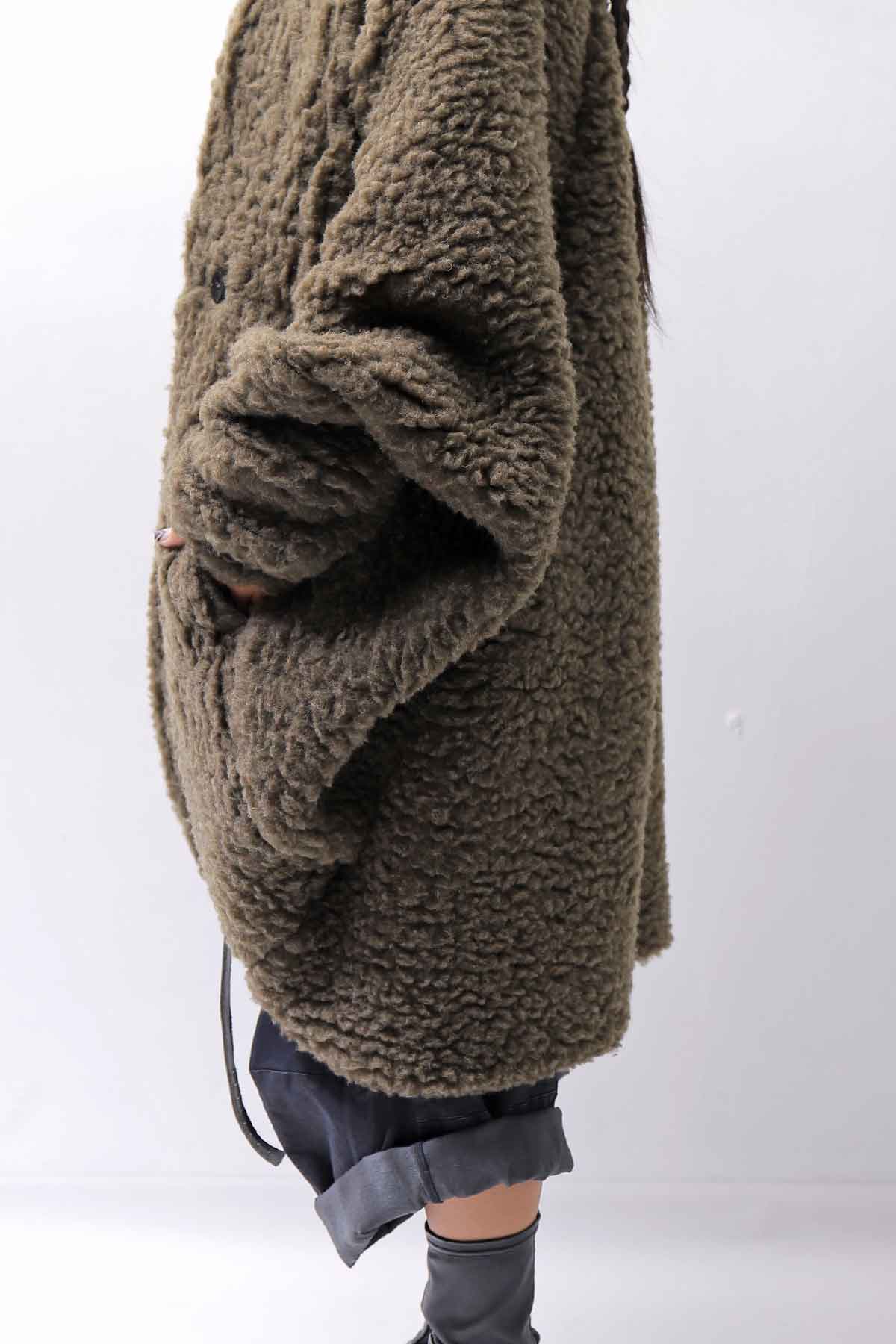 【NOSTRASANTISSIMA】 UNISEX OVERSIZED COCOON VIRGIN WOOL BOA KNIT CARDIGAN_KHAKI BROWN