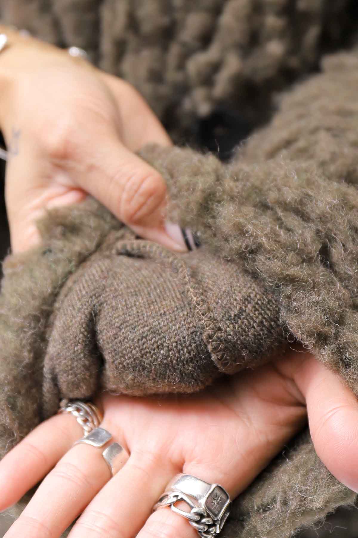 【NOSTRASANTISSIMA】 UNISEX OVERSIZED COCOON VIRGIN WOOL BOA KNIT CARDIGAN_KHAKI BROWN