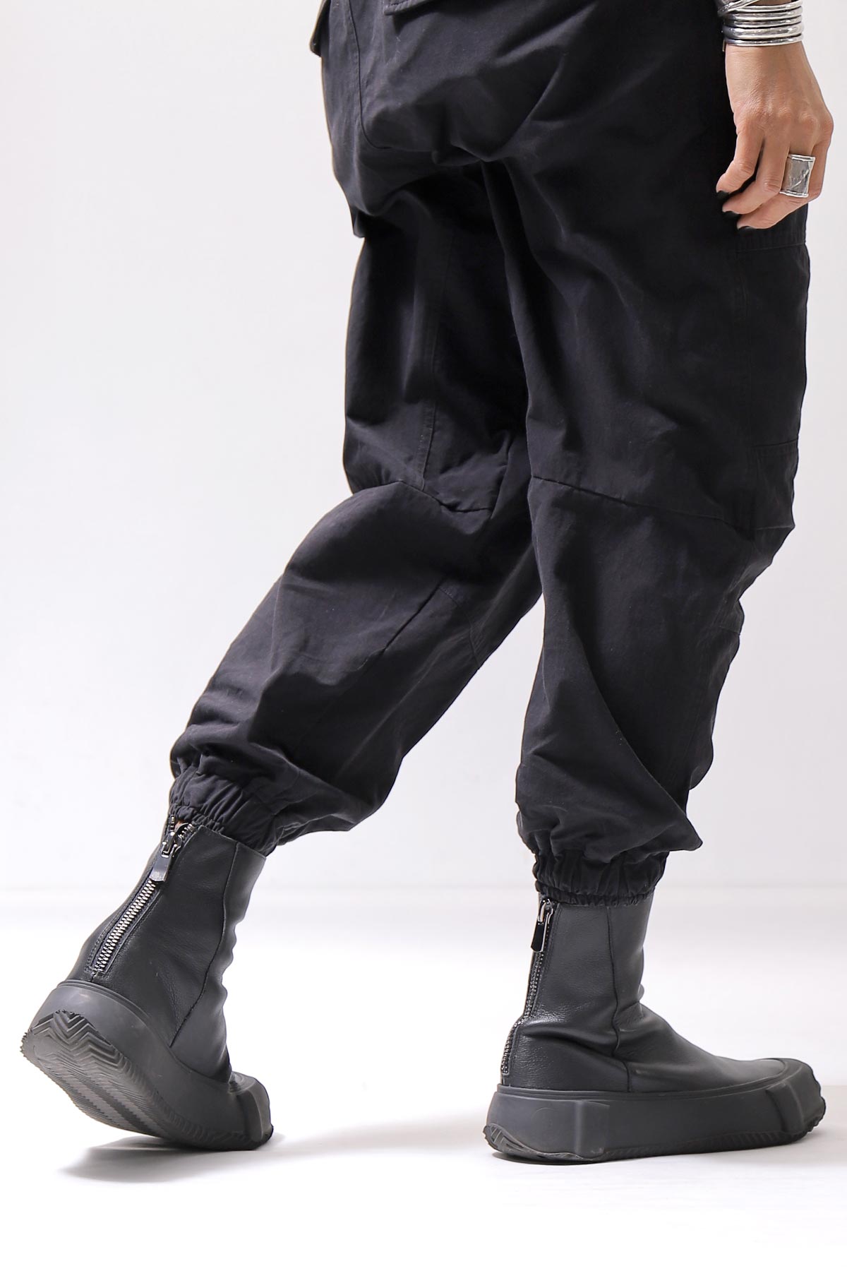 【Alès Dacchia】 BACK ZIP FRONT DRAPE LEATHER SNEAKER_BLACK