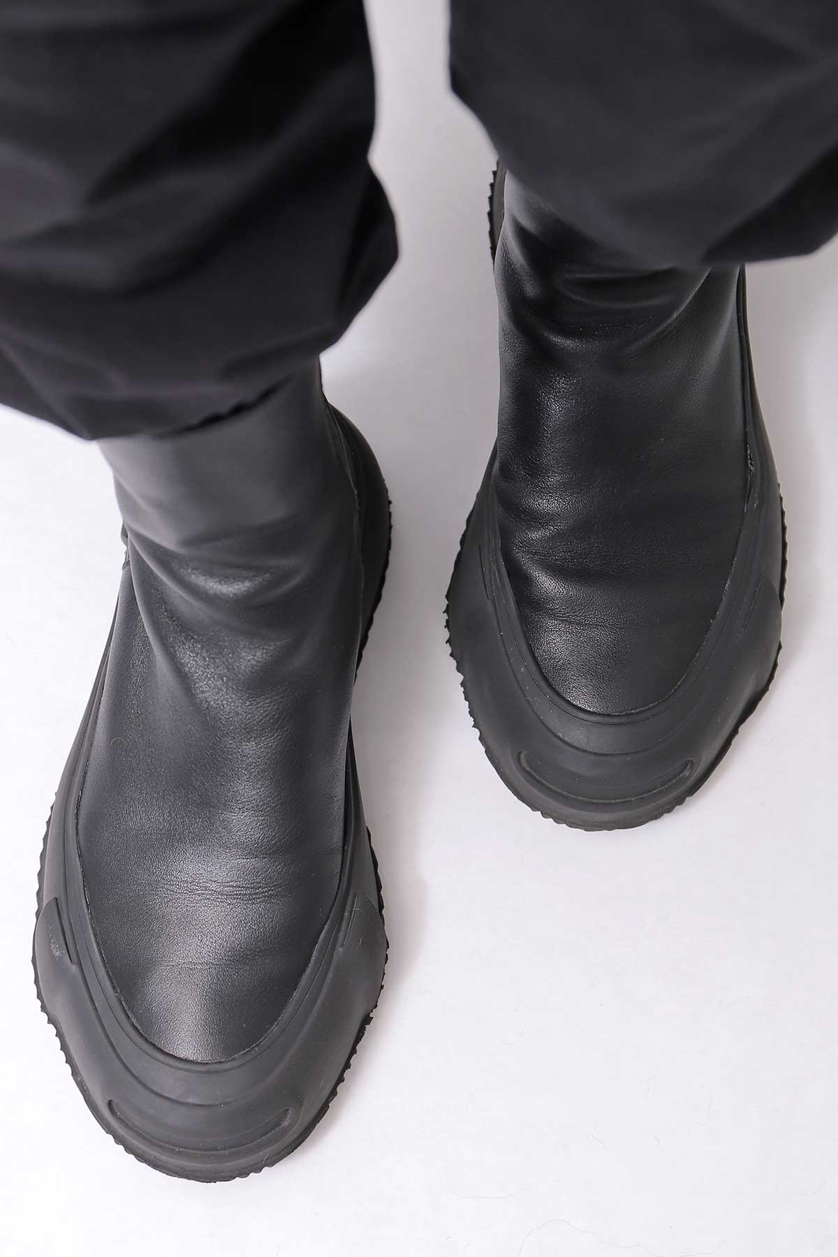 【Alès Dacchia】 BACK ZIP FRONT DRAPE LEATHER SNEAKER_BLACK