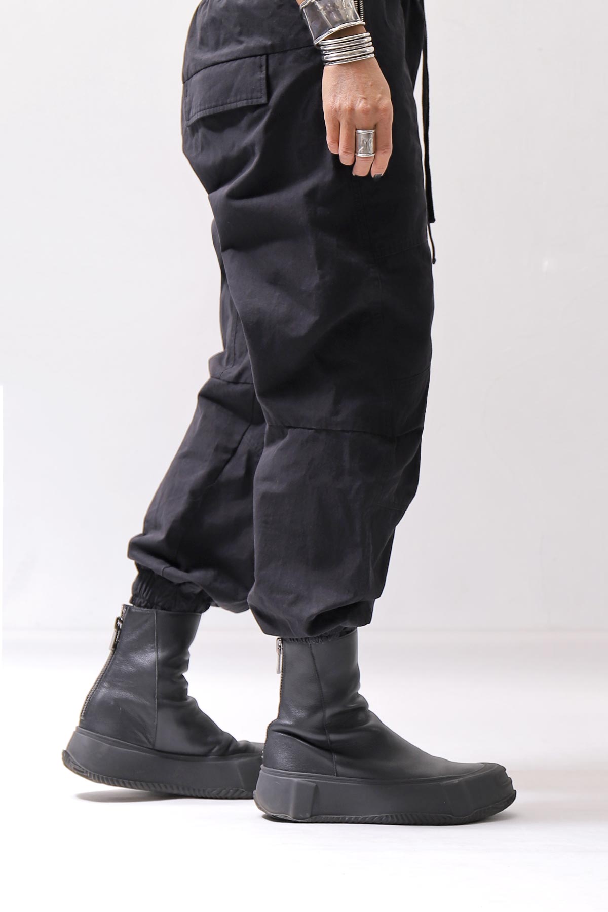 【Alès Dacchia】 BACK ZIP FRONT DRAPE LEATHER SNEAKER_BLACK