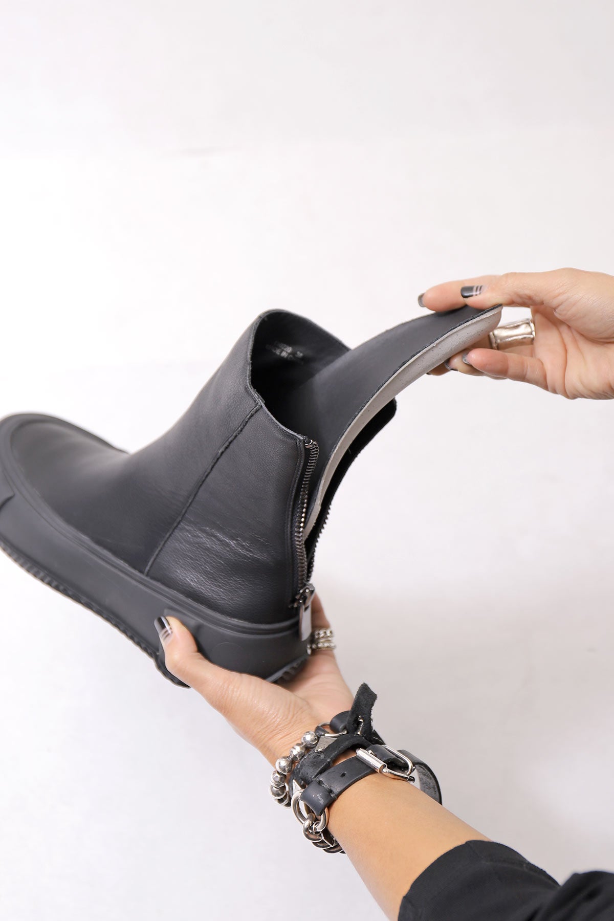 【Alès Dacchia】 BACK ZIP FRONT DRAPE LEATHER SNEAKER_BLACK