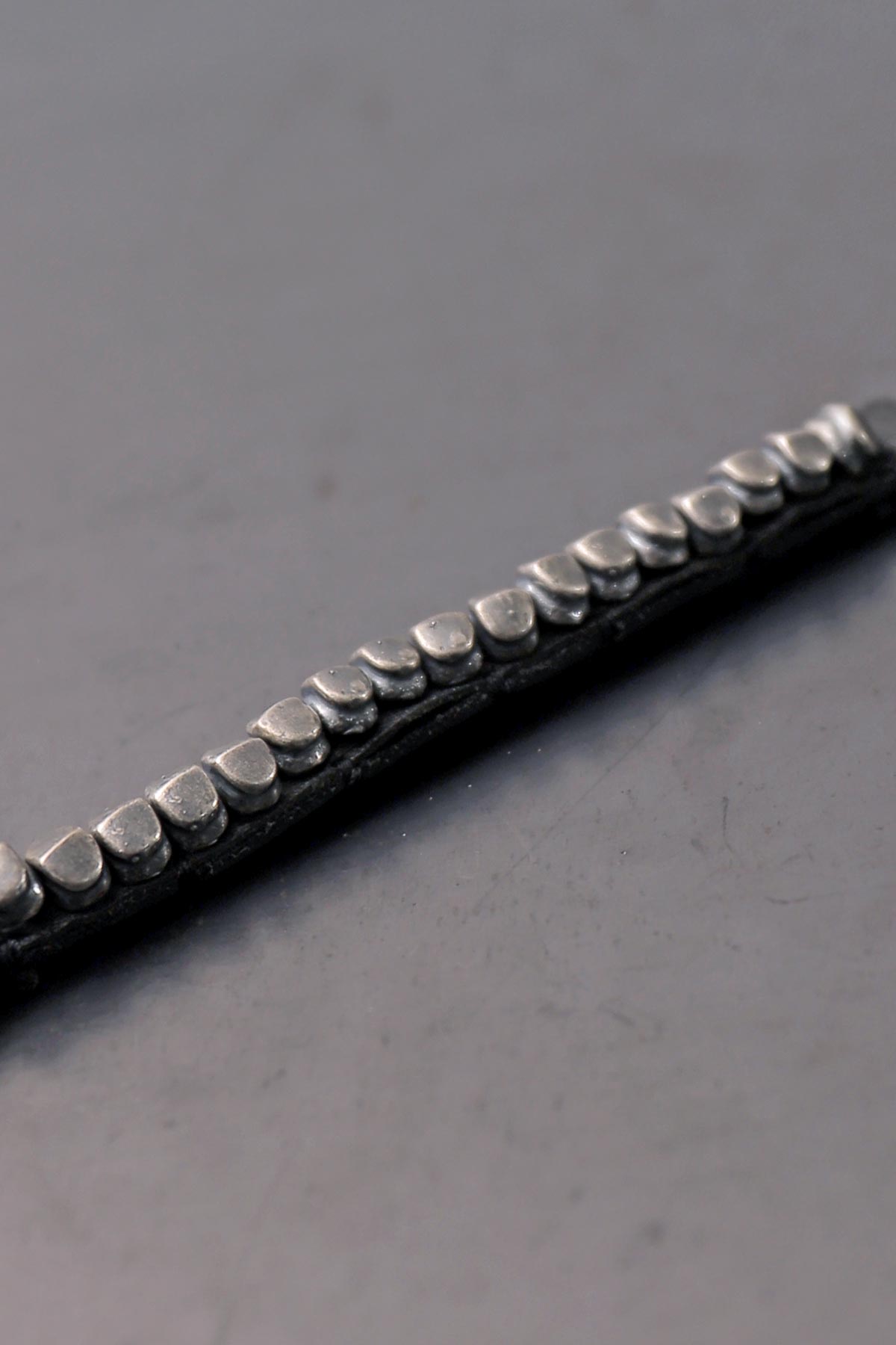 GOTI】 SILVER STONE LEATHER BRACELET_BR937 – QUADRATO Boutique