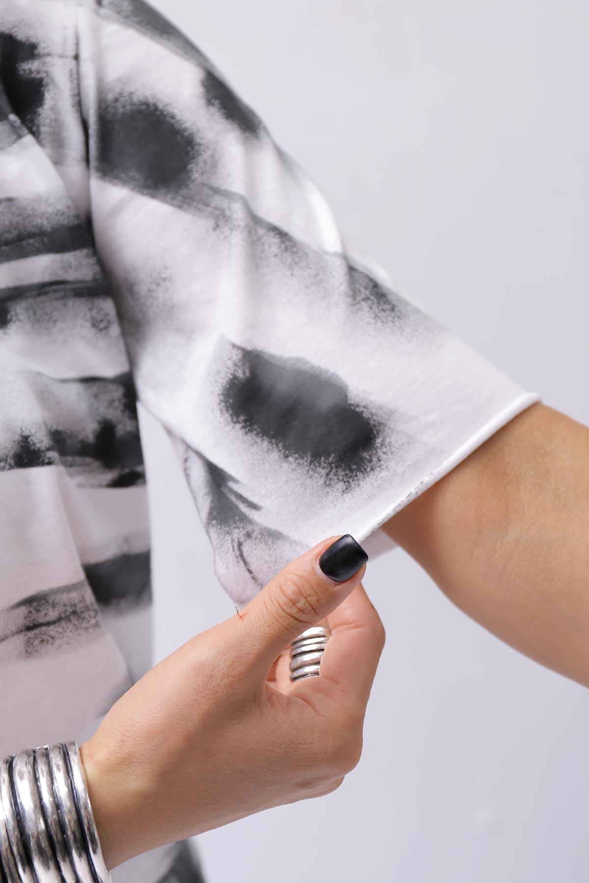 【Primordial is Primitive】 UNISEX SIDE PRINTED SLIM FIT TEE ST-709RO_WHITE