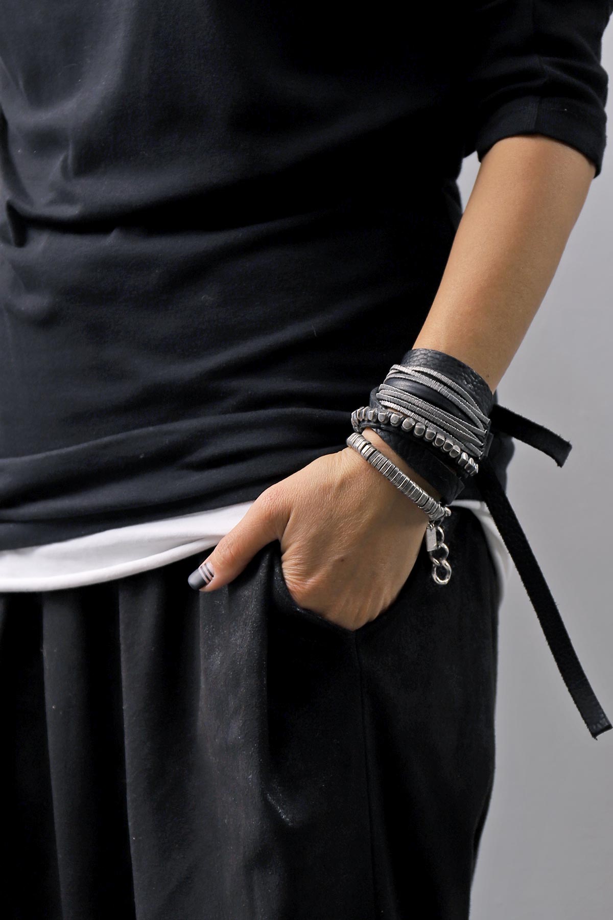 【GOTI】 SILVER MICRO STAPLE MULTI-UNIT LEATHER BRACELET_BR130