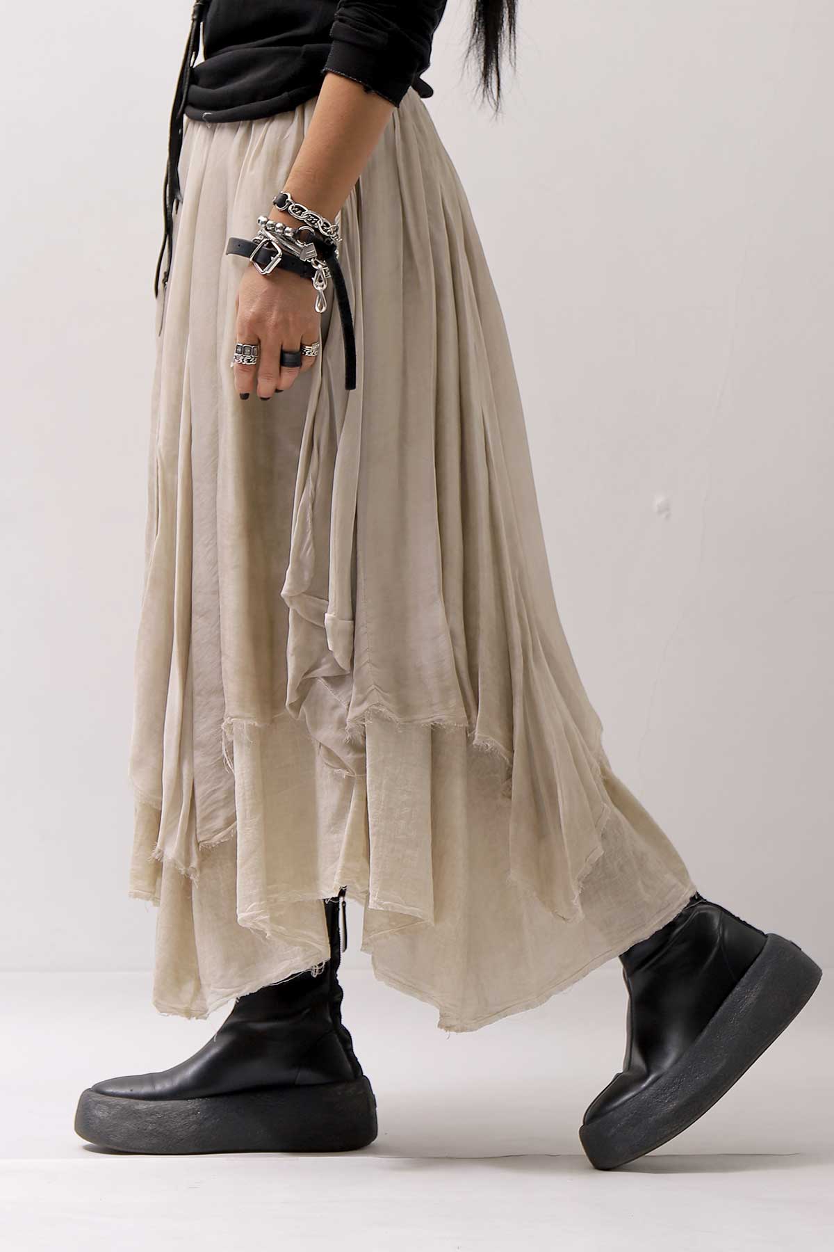 【sanctamuerte】 LAYERED ASYMMETRY SKIRT SM33_SAND SHELL