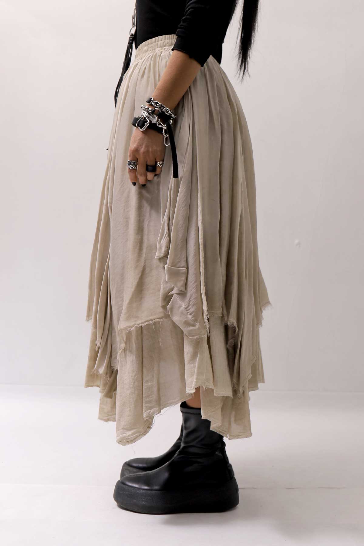 【sanctamuerte】 LAYERED ASYMMETRY SKIRT SM33_SAND SHELL