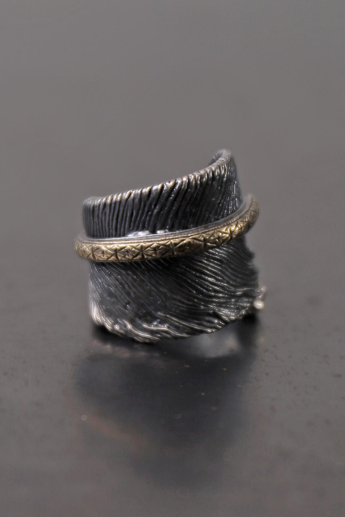 【Rusty Thought】 BLACK SILVER FEATHER &amp; GOLD RING_RT03