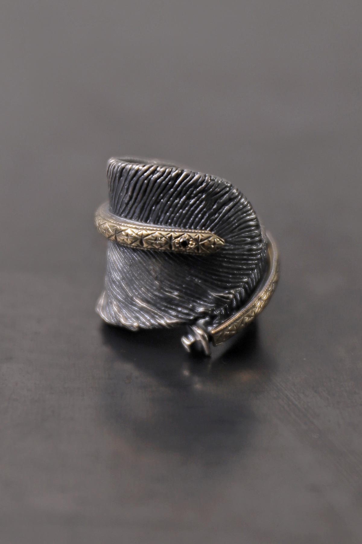 【Rusty Thought】 BLACK SILVER FEATHER &amp; GOLD RING_RT03