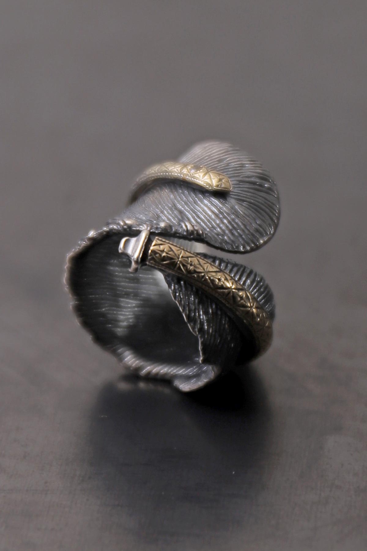 【Rusty Thought】 BLACK SILVER FEATHER &amp; GOLD RING_RT03
