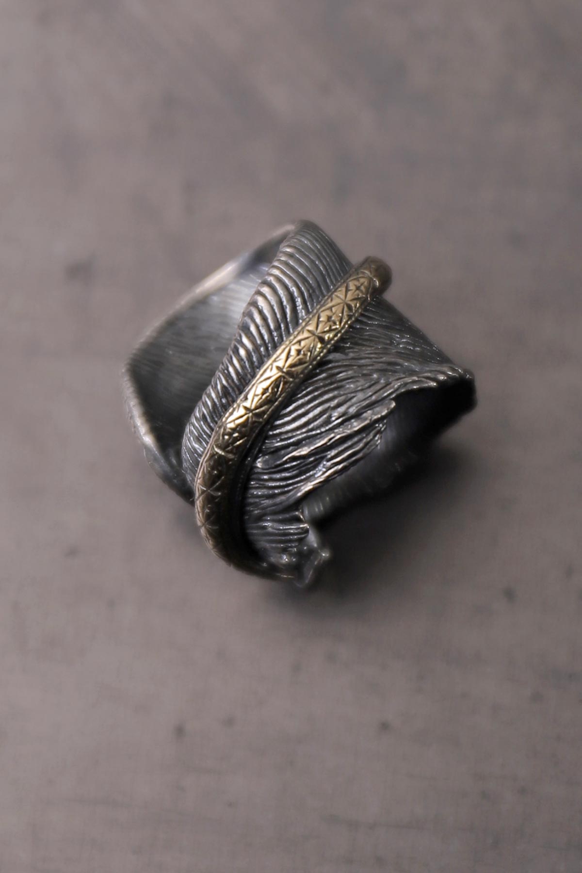 【Rusty Thought】 BLACK SILVER FEATHER &amp; GOLD RING_RT03
