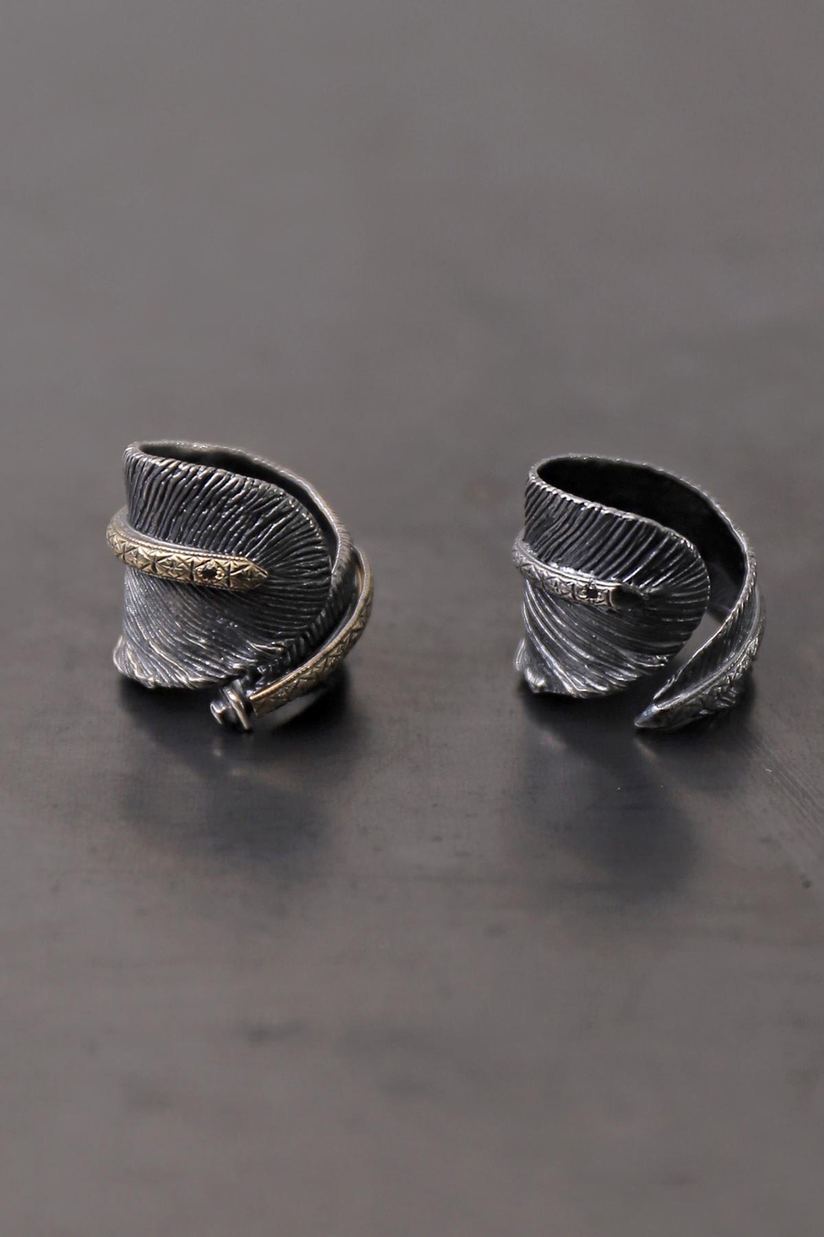 【Rusty Thought】 BLACK SILVER FEATHER &amp; GOLD RING_RT03