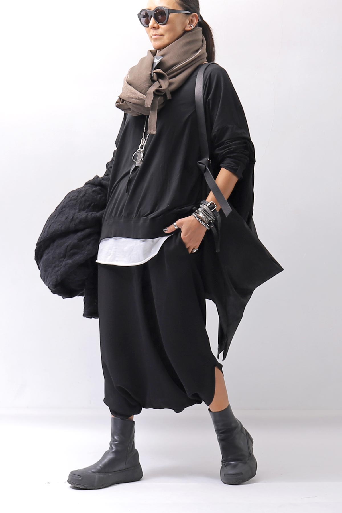 【RUNDHOLZ】 UNISEX TWIST COTTON BACK LAYERED ASYMMETRY TOP 256 0531_BLACK