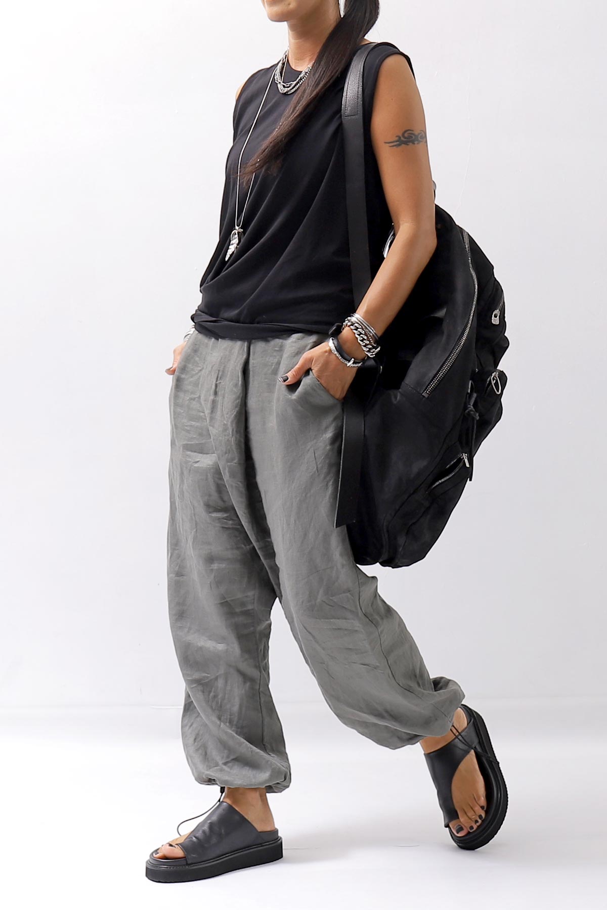 【Alès Dacchia】 UNISEX LEATHER TONG CITY SANDAL_BLACK